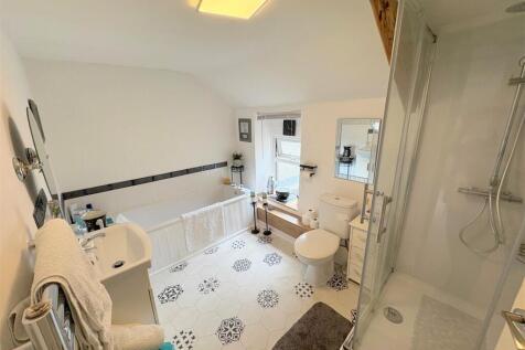 Bathroom a.jpg