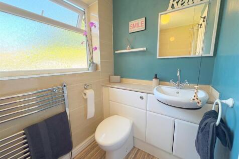 Bathroom a.jpg