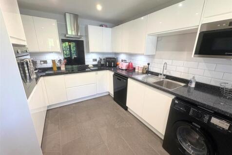 Kitchen a.jpg