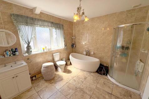 Bathroom a.jpg