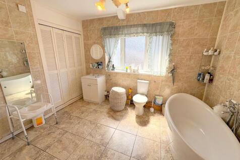 Bathroom c.jpg