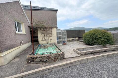Rear Garden e.jpg