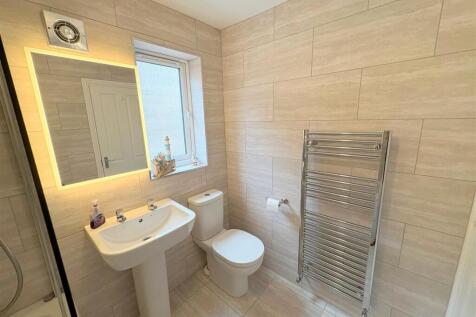 Bathroom b.jpg