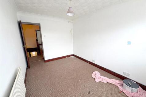 Bedroom 1b.jpg