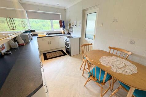 Kitchen a.jpg
