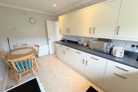 Kitchen e.jpg