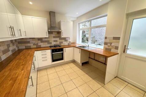 Kitchen b (edit).jpg