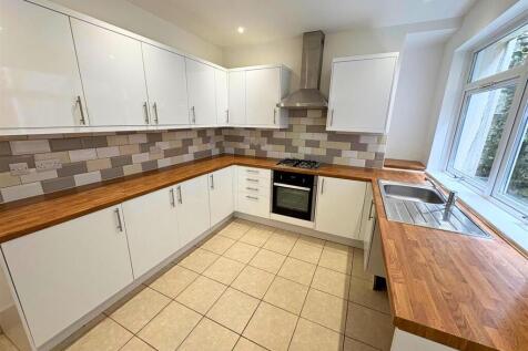 Kitchen c (edit).jpg