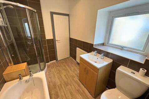 Bathroom d (edit).jpg