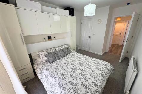 Bedroom 1b (edit).jpg