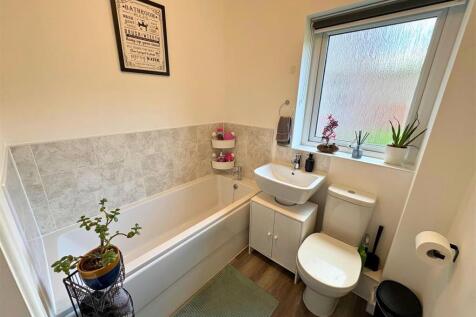 Bathroom a (edit).jpg