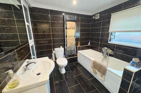 Bathroom a (edit).jpg