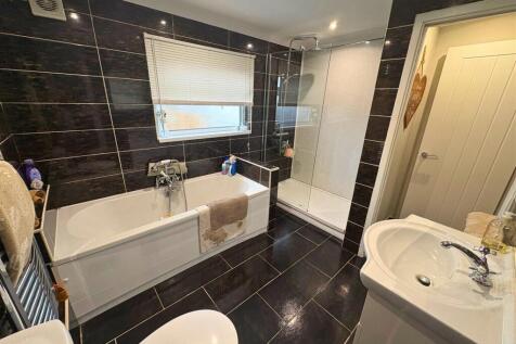 Bathroom d (edit).jpg