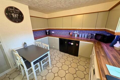 Kitchen b (edit).jpg