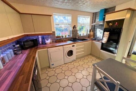 Kitchen c (edit).jpg