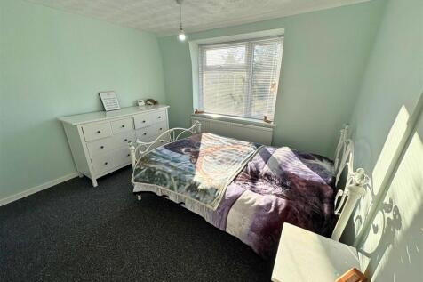 Bedroom 1a (edit).jpg