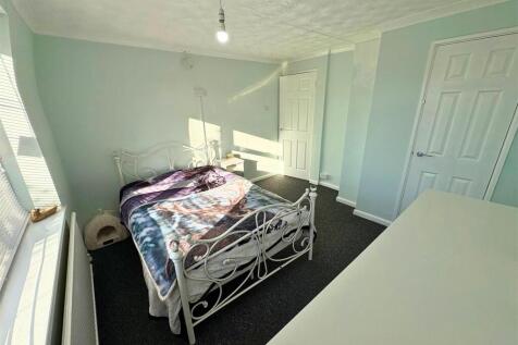 Bedroom 1d (edit).jpg