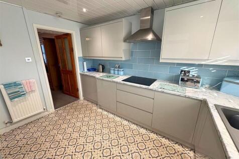 Kitchen c (edit).jpg