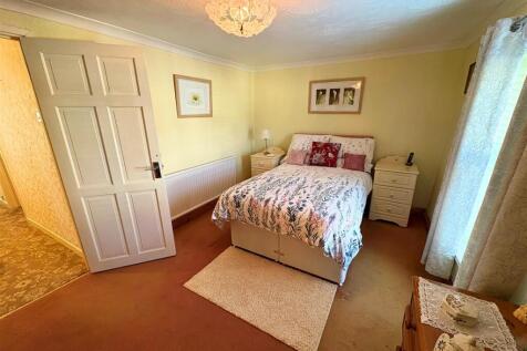 Bedroom 1b (edit).jpg