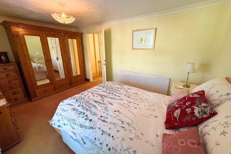 Bedroom 1d (edit).jpg