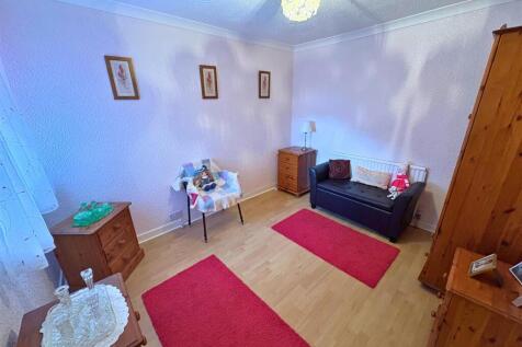 Bedroom 2a (edit).jpg