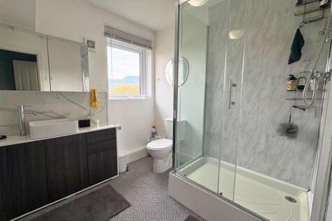 Ensuite 1a (edit).jpg