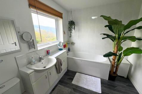 Bathroom a (edit).jpg