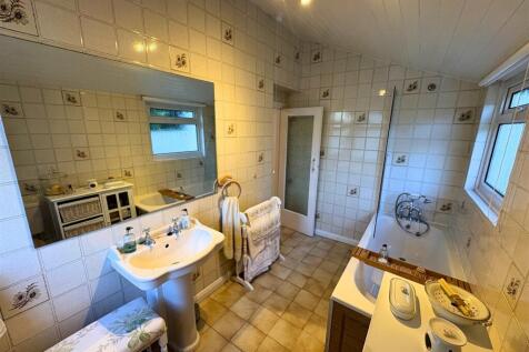 Bathroom c (edit).jpg