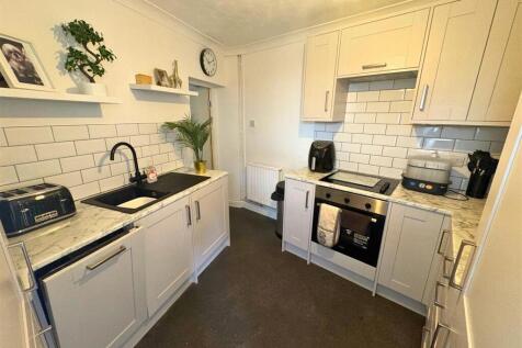 Kitchen b (edit).jpg