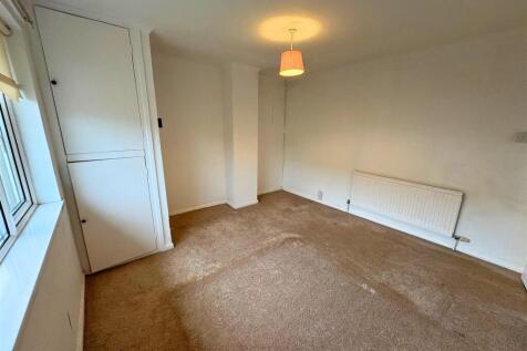 Bedroom 1b (edit).jpg