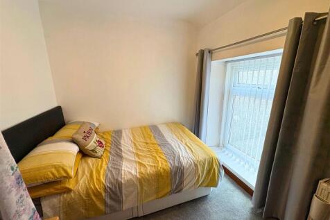 Bedroom 2b (edit).jpg