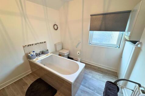 Bathroom a (edit).jpg