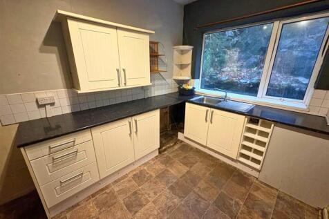 Kitchen b (edit).jpg