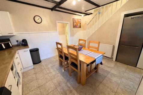 Kitchen e (edit).jpg