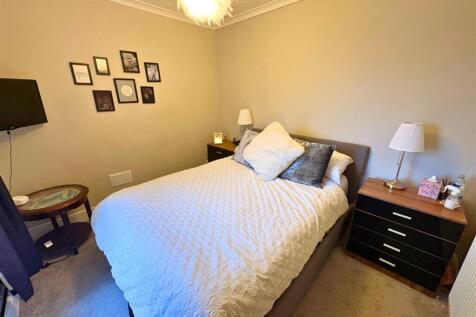 Bedroom 1a (edit).jpg