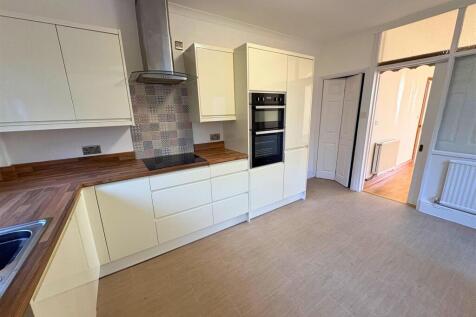 Kitchen f (edit).jpg