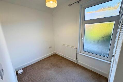 Bedroom 3a (edit).jpg