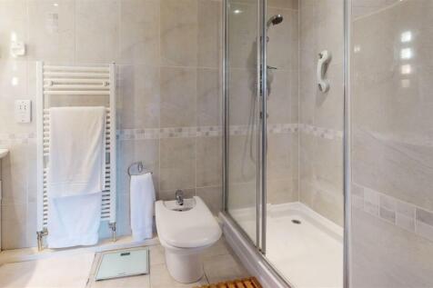 W2oG3AyjqvW-Bathroom.jpg