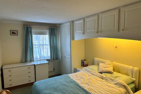 Bedroom 1.jpg