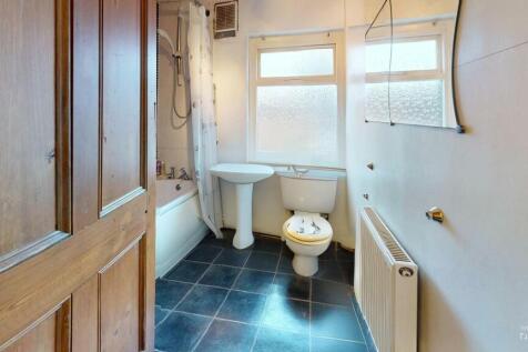 40-Leeds-Road-Bathroom 1.jpg