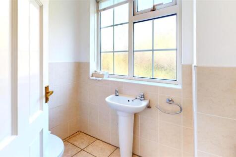 9-Newall-Hall-Park-Bathroom.jpg
