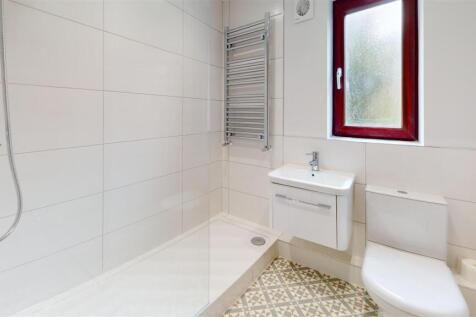 14-Holly-Court-Old-Bridge-Rise-Bathroom.jpg