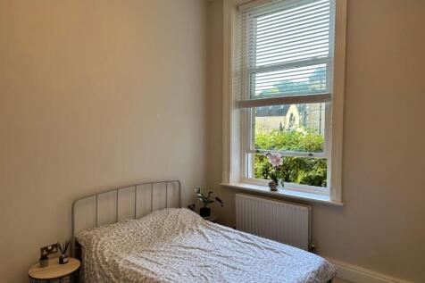 Bed 2.jpg