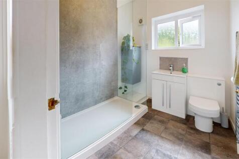 24-Maylea-Drive-Bathroom.jpg