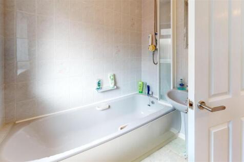 5-St-Helens-Way-Bathroom.jpg