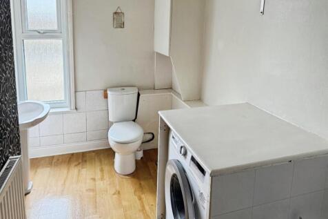 76b9292a-Bathroom 202.jpg