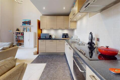 24-Buckden-Crt-Kitchen.jpg
