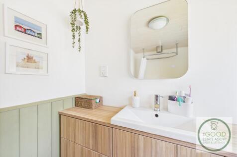 Main Bathroom 