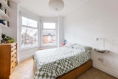 Lyndhurst Drive, E10
