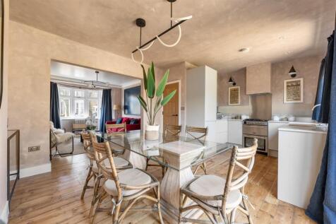 Cambrian Road, E10